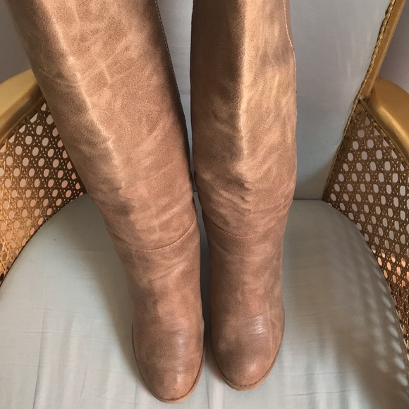 Forever 21 taupe faux leather pull on boots, chunky heel, rounded toe size 9 - Picture 8 of 11